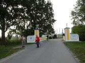 Marathonis bei der Einfahrtstrae zum Beckenbauer Golf Course